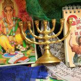 Menora, ein Bild eines hinduistischen Gottes, ein Quiz über die Bibel und Gebetsflaggen mitauf einem Tisch
